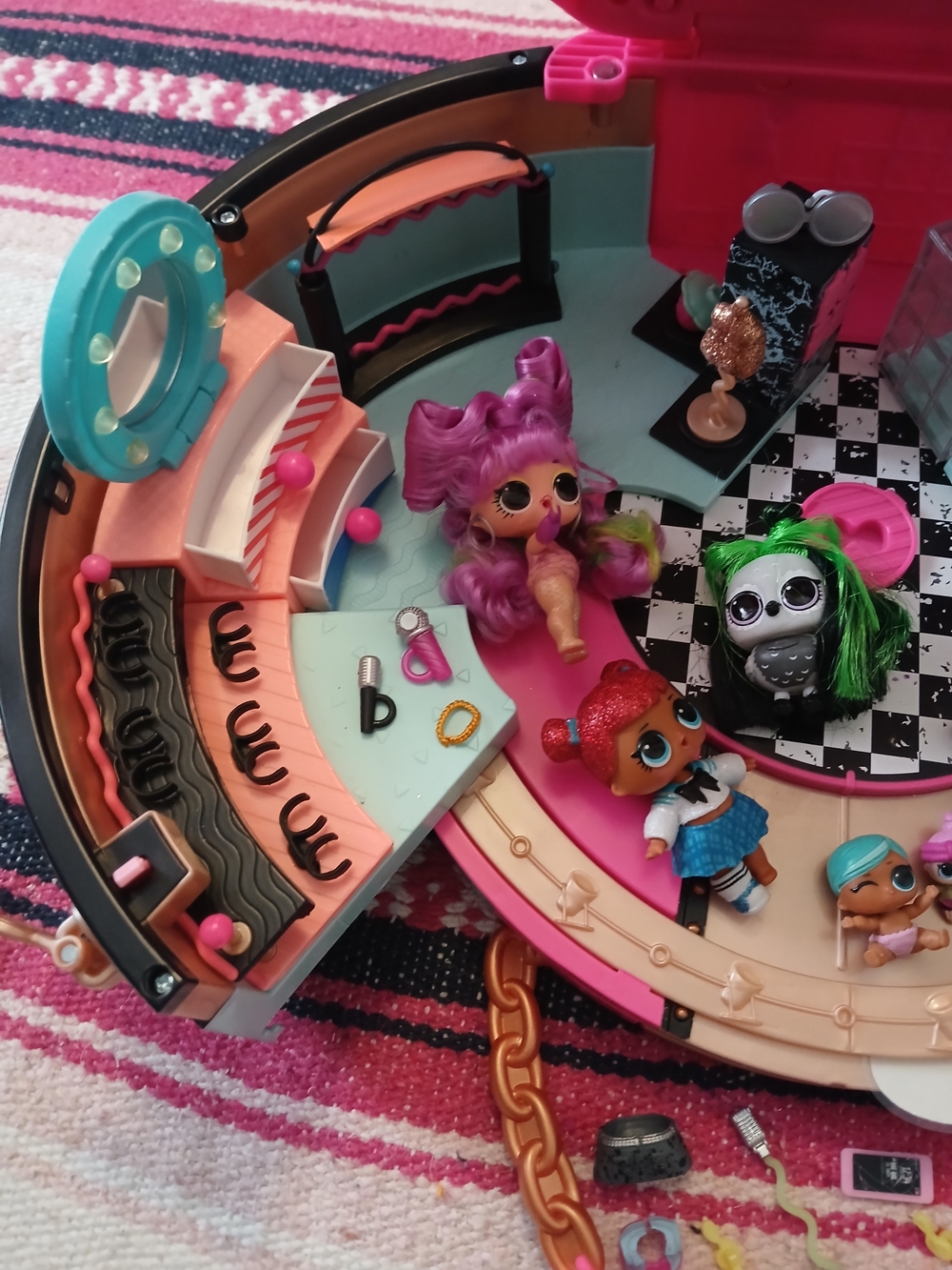 L.O.L. Surprise! Pink Playset Carry Case with Dolls - Picture 3 of 9